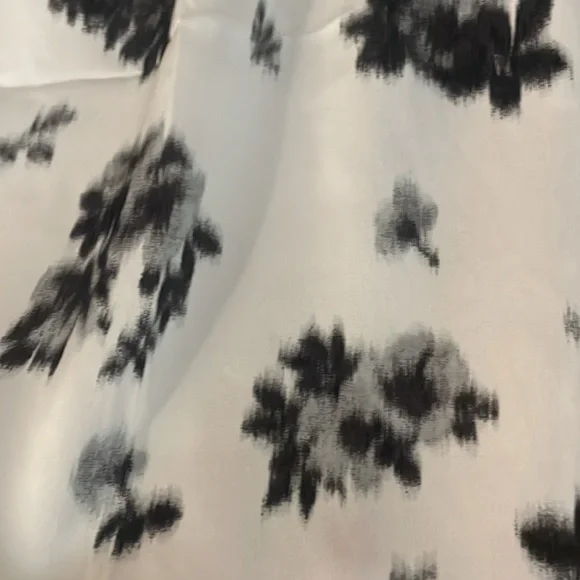 Ann Taylor Black and White Floral Blouse size M - Picture 5 of 6